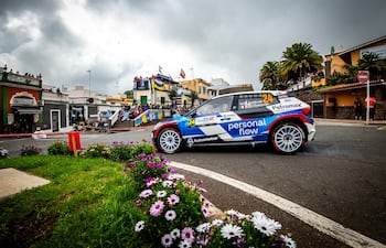 Fau Zaldívar y Marcelo der Ohannesian pasan por una curva de izquierda en el Škoda Fabia RS Rally2.