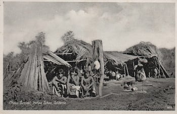 Toldería de indios toba en el Chaco Boreal, c. 1940. Imagoteca Paraguaya.