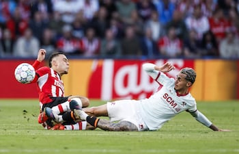 El jugador del PSV Eindhoven, Sergiño Dest (izq.), y Marlon Gomes, del FC Shakhtar Donetsk, en acción durante el partido de la Liga de Campeones de la UEFA entre el PSV Eindhoven y el Shakhtar Donetsk en el estadio Philips, en Eindhoven, Países Bajos.