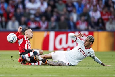 El jugador del PSV Eindhoven, Sergiño Dest (izq.), y Marlon Gomes, del FC Shakhtar Donetsk, en acción durante el partido de la Liga de Campeones de la UEFA entre el PSV Eindhoven y el Shakhtar Donetsk en el estadio Philips, en Eindhoven, Países Bajos.