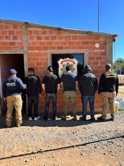 Los dos ciudadanos chinos (izq.), junto con el paraguayo y el argentinos que los acompañaban, fueron arrestados durante un control policial en Mariscal Estigarribia, Chaco Central.