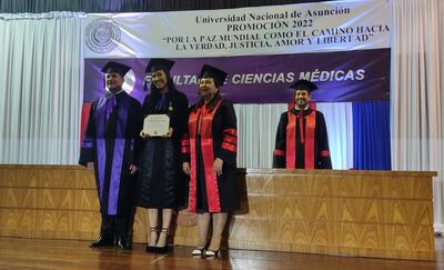 La mejor egresada de la Facultad de Ciencias Médicas de la Universidad Nacional de Asunción, Verónica Na Young Cho Díaz.