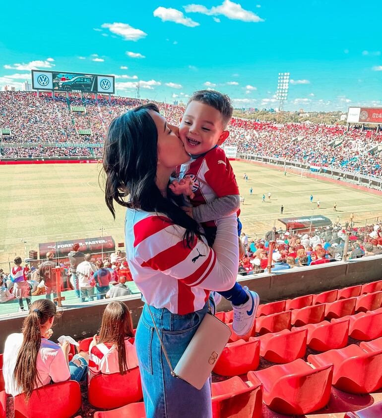 Alexia Notto estuvo con su pequeño Francesco apoyando a Miggy Almirón desde las gradas del Defensores. Luego, la esposa e hijo del jugador del Newcastle llenaron de mimos a papá. (Instagram/Alexia Notto)