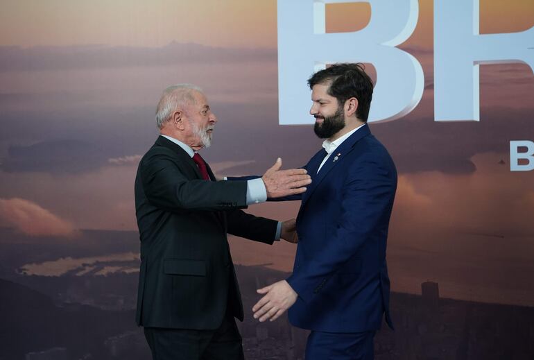 El presidente de Chile, Gabriel Boric (d) saludando al presidente de Brasil, Luiz Inácio Lula da Silva (i) a su llegada a Río de Janeiro (Brasil).