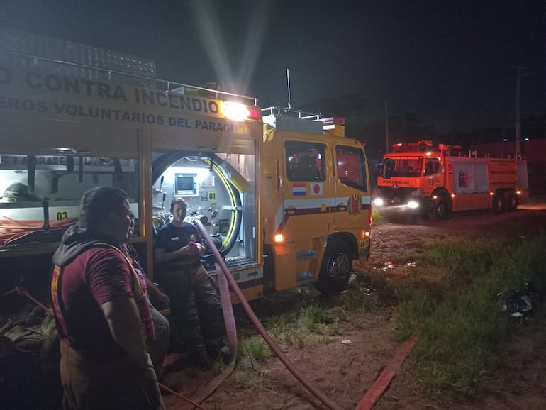 Tres compañías de bomberos se movilizaron para controlar el incendio en un basural.