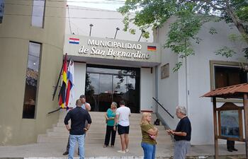 Representantes de locales nocturnos quedaron plantados frente a la Municipalidad de San Bernardino, pese a haber solicitado una reunión con el intendente.