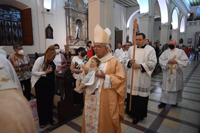 El ingreso del niiñito Jesús en brazos del cardenal Adalberto Martínez.