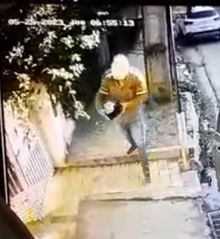 Una cámara de seguridad capto el momento en que uno de los maleantes vestido con uniforme de funcionario de la ANDE roba un acumulador de un transformador instalado en la calle. 