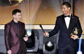 Lionel Messi (izquierda) y Cristiano Ronaldo, leyendas del fútbol.