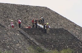 Integrantes de la Policía y peritos forenses trabajan en la zona donde se registró un ataque con arma de fuego este lunes, en la zona arqueológica de Teotihuacán (México). El tiroteo en la Pirámide de la Luna dejó dos muertos y al menos 13 personas lesionadas de distintas nacionalidades -Canadá, Estados Unidos, Colombia, Brasil y Rusia-, en uno de los sitios turísticos más emblemáticos de México.