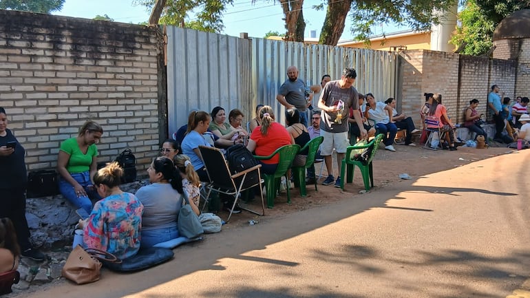 Así esperaron esta mañana, los padres de familia a sus hijos que rendían el ingreso para el CTN.