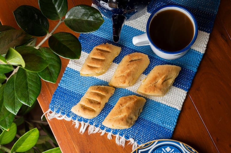 Chipa y cocido, íconos de la gastronomía paraguaya.