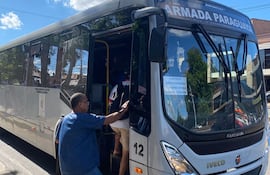 Los buses de las Fuerzas Armadas ya recorren las calles este domingo, ante el paro del sector transportista.