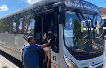 Los buses de las Fuerzas Armadas ya recorren las calles este domingo, ante el paro del sector transportista.