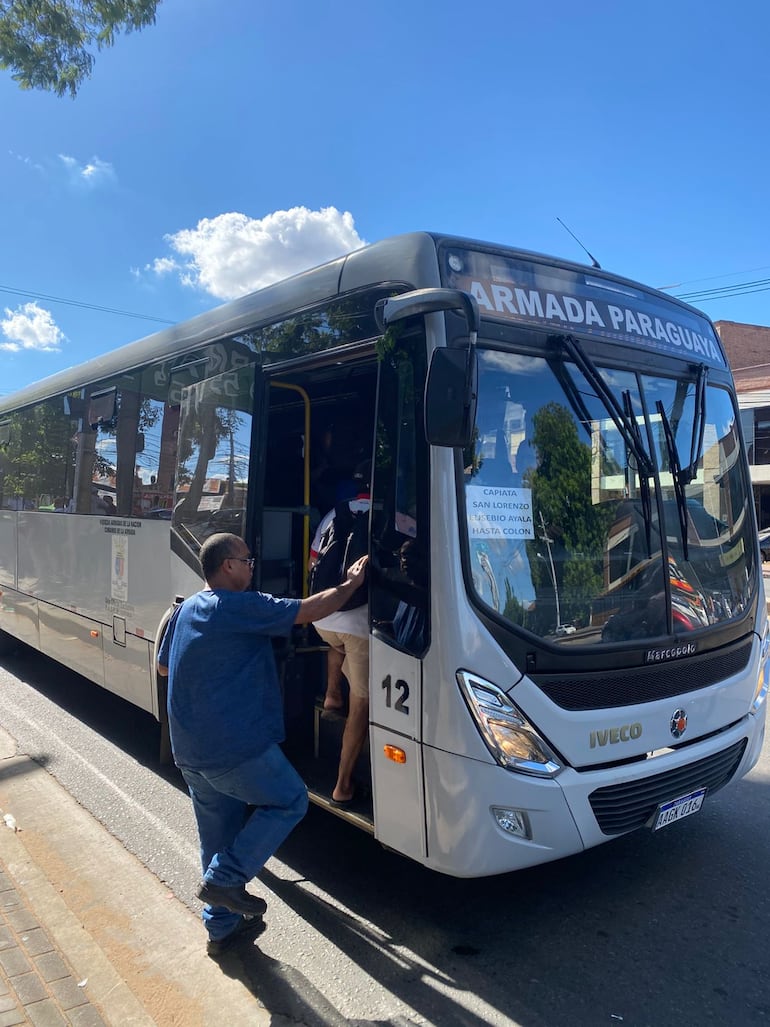 Los buses de las Fuerzas Armadas ya recorren las calles este domingo, ante el paro del sector transportista.