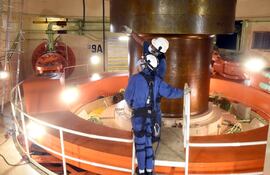 Proceso de mantenimiento del grupo productor 9 A, de 50 Hz., de la central hidroeléctrica paraguayo-brasileña Itaipú.