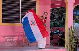 Larissa Rodríguez con su bandera paraguaya en "La Casita" de Bad Bunny.