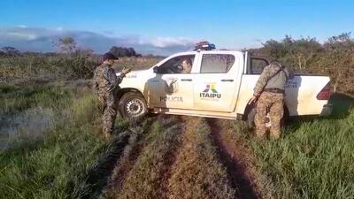 El suboficial Gabriel Mongelos González y su camarada Néstor Chávez Fariña sorprendieron a dos hombres faenando un animal vacuno de manera clandestina