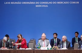 El canciller de Brasil, Mauro Vieira (c), preside la instalación de la LXVII Reunión Ordinaria del Consejo del Mercado Común del Sur (Mercosur) hoy, en Foz de Iguazú (Brasil).