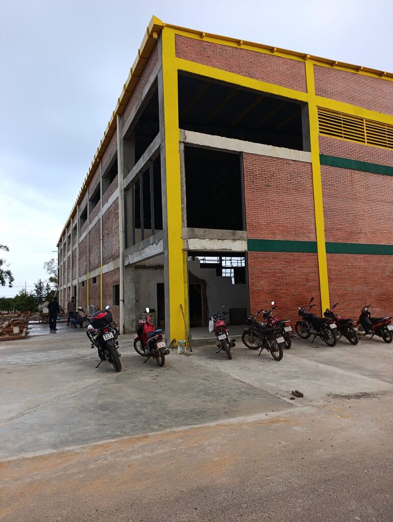 El tinglado de un polideportivo que podría ser utilizado en caso de necesidad para lo que será el Cateura Raid-Travesía Paraguarí 2026.