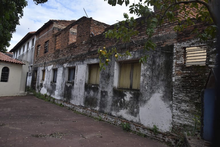 Pabellón en ruinas en la Escuela Básica N° 225 Juan León Mallorquín, en Asunción.