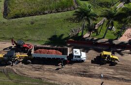 Gobernación de Ñeembucú inició la reparación del tramo Costa Rosado–Laguna Itá, con trabajos que abarcan 4 kilómetros e incluyen levantamiento de terraplén y enripiado.