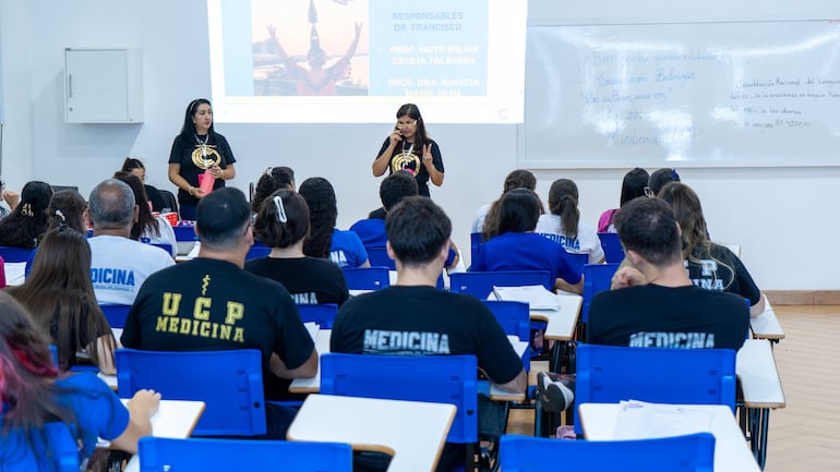 Centro de Simulación Clínica. La práctica con simuladores de alta fidelidad en un entorno seguro y controlado es clave para el posterior ejercicio médico. Mediante esta tecnología, se recrean escenarios reales, fortaleciendo habilidades antes del contacto directo con pacientes.