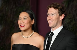 Imagen de archivo del director ejecutivo de Meta, Mark Zuckerberg, y su esposa, la pediatra, filántropa y cofundadora y codirectora ejecutiva de la Chan Zuckerberg Initiative (CZI), Priscilla Chan, asisten a los WSJ Innovator Awards en Nueva York el 29 de octubre de 2025.