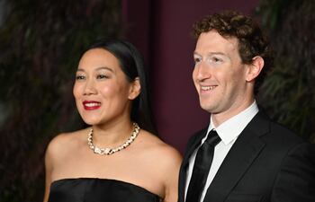 Imagen de archivo del director ejecutivo de Meta, Mark Zuckerberg, y su esposa, la pediatra, filántropa y cofundadora y codirectora ejecutiva de la Chan Zuckerberg Initiative (CZI), Priscilla Chan, asisten a los WSJ Innovator Awards en Nueva York el 29 de octubre de 2025.