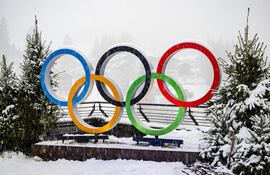 Cortina d'Ampezzo (Italy), 04/02/2026.- Fresh snow falls on the Olympic rings at the site of the Milano Cortina 2026 Winter Olympic Games in Cortina d'Ampezzo, Italy, 04 February 2026. (Italia) EFE/EPA/JEAN-CHRISTOPHE BOTT