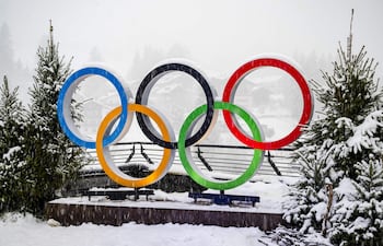 Cortina d'Ampezzo (Italy), 04/02/2026.- Fresh snow falls on the Olympic rings at the site of the Milano Cortina 2026 Winter Olympic Games in Cortina d'Ampezzo, Italy, 04 February 2026. (Italia) EFE/EPA/JEAN-CHRISTOPHE BOTT
