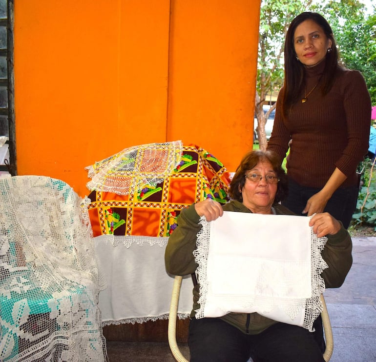 La sacrificada madre Elvira Decoud de Figueredo, junto a su hija Vivian Eliana Figueredo Decoud, muestra orgullosa un caminero con detalles de encaje ju.