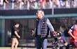 El argentino Ariel Holan, entrenador de Cerro Porteño, en el partido frente a Olimpia en el superclásico del fútbol paraguayo por la fecha 6 del torneo Clausura 2026 en el estadio Defensores del Chaco, en Asunción, Paraguay.