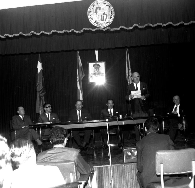 Charla en el Hospital Central del IPS tras su inauguración el 20 de noviembre de 1969.