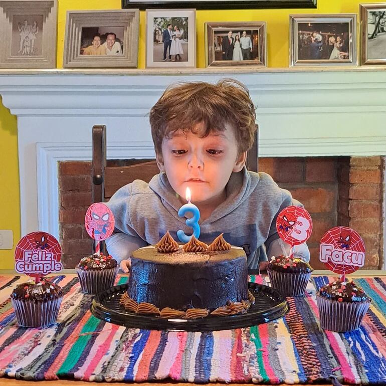 El dulce cumpleañero Facu apagando la velita número 3. (Instagram/Lucía Sapena)