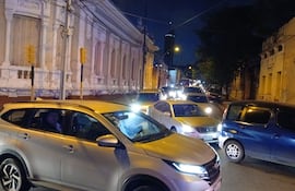 Bloqueos por obras de cableado subterráneo en zona de la Plaza Uruguaya, en la mañana de este 28 de abril.