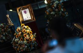Retrato del papa Francisco durante una misa en su memoria tras su muerte este lunes, en la Catedral Metropolitana de Río de Janeiro (Brasil). EFE/Antonio Lacerda
