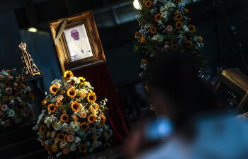 Retrato del papa Francisco durante una misa en su memoria tras su muerte este lunes, en la Catedral Metropolitana de Río de Janeiro (Brasil). EFE/Antonio Lacerda