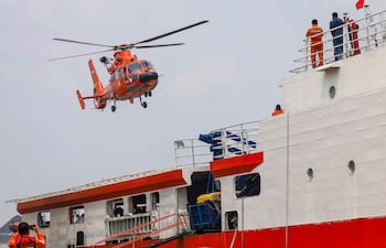Un helicóptero aterriza en un buque de la Agencia Nacional para Búsqueda y Rescate de Indonesia.