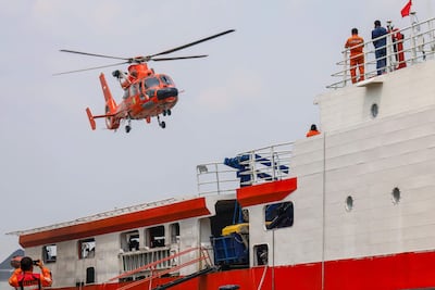 Un helicóptero aterriza en un buque de la Agencia Nacional para Búsqueda y Rescate de Indonesia.