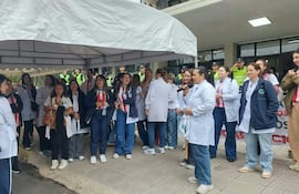 Bioquímicos y farmacéuticos del IPS se manifiestan en busca de salarios justos y estabilidad laboral