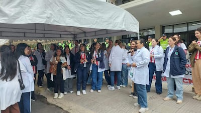 Bioquímicos y farmacéuticos del IPS se manifiestan en busca de salarios justos y estabilidad laboral