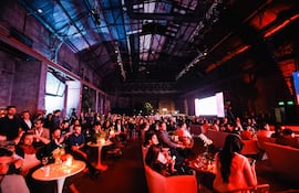 Personas asisten hoy al evento de la Guía Michelin sobre restaurantes argentinos, en Buenos Aires (Argentina).