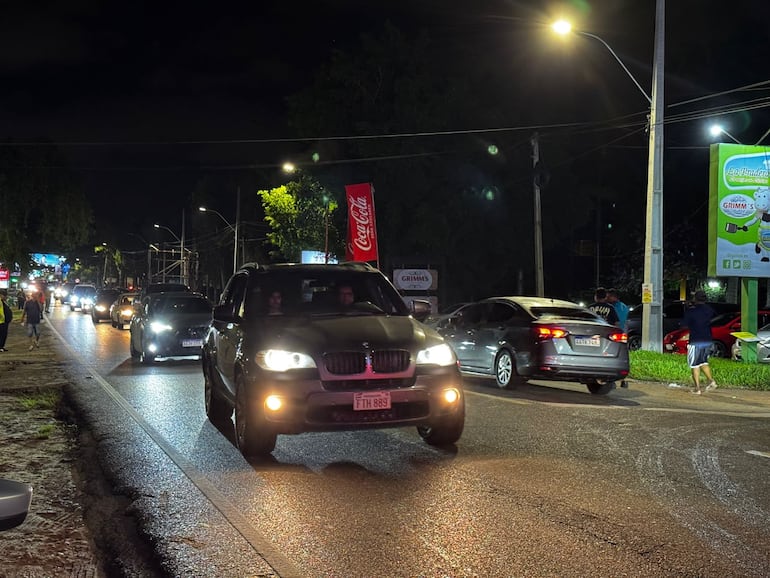 Larga fila de vehículos en San Bernardino. Estiman que aproximadamente 40.000 personas acudirán este fin de semana a la ciudad del verano.