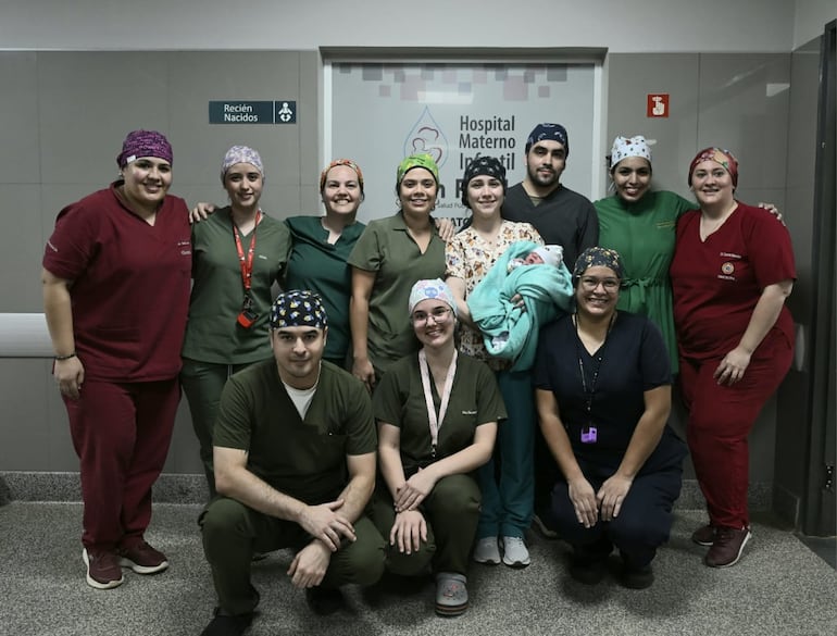 El equipo médico del Hospital San Pablo que recibió al primer bebé del 2026.
