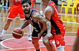 El ciudense Giuliano Giret intenta avanzar ante la oposición del "rojo" Ricardo Sarubbi.