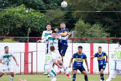El experimentado atacante, Santiago Salcedo se impone en las alturas ante Emmanuel Caballero. (Foto: APF)