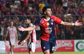 Celebración del lateral de Cerro Porteño, Blas Riveros tras anotar el tanto de apertura en el marcador en Capiatá.