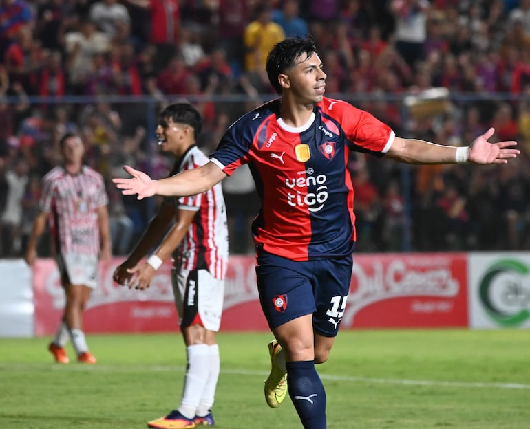 Celebración del lateral de Cerro Porteño, Blas Riveros tras anotar el tanto de apertura en el marcador en Capiatá.
