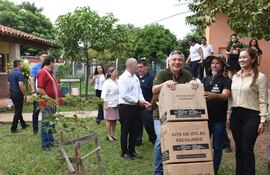 El ministro Luis Ramírez, acompañó esta mañana la entrega de los kits escolares en la escuela y colegio Maria Auxiliadora de Santaní